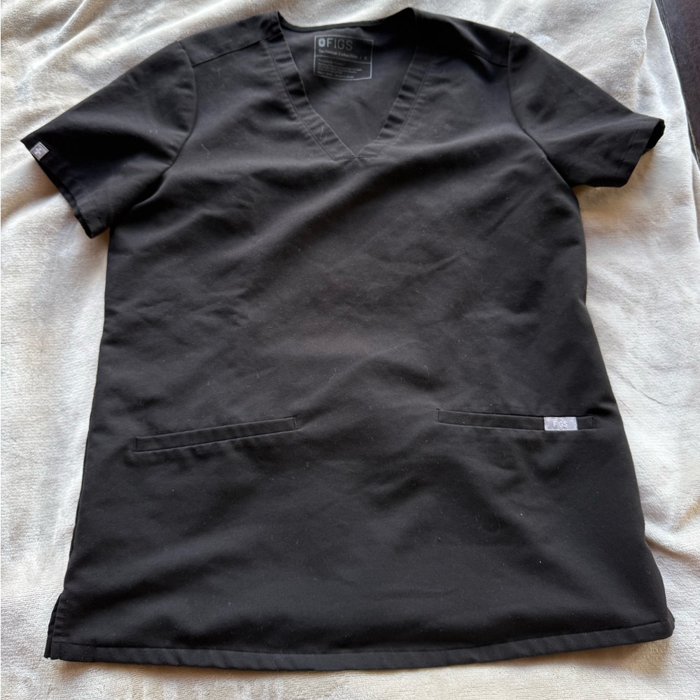 Figs 3-pocket casma scrub top